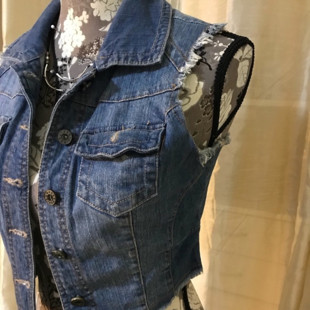 Sleeveless denim jacket cropped